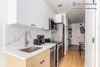 307 W 39th St in New York, NY - Foto de edificio - Building Photo