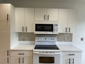 16318 Malibu Dr in Weston, FL - Building Photo - Building Photo