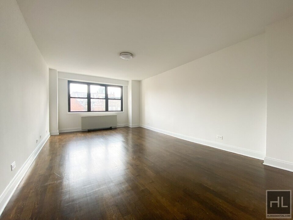 E 16 ST in New York, NY - Building Photo