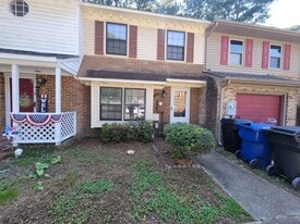 921 Wildwood Square Ct in Virginia Beach, VA - Building Photo