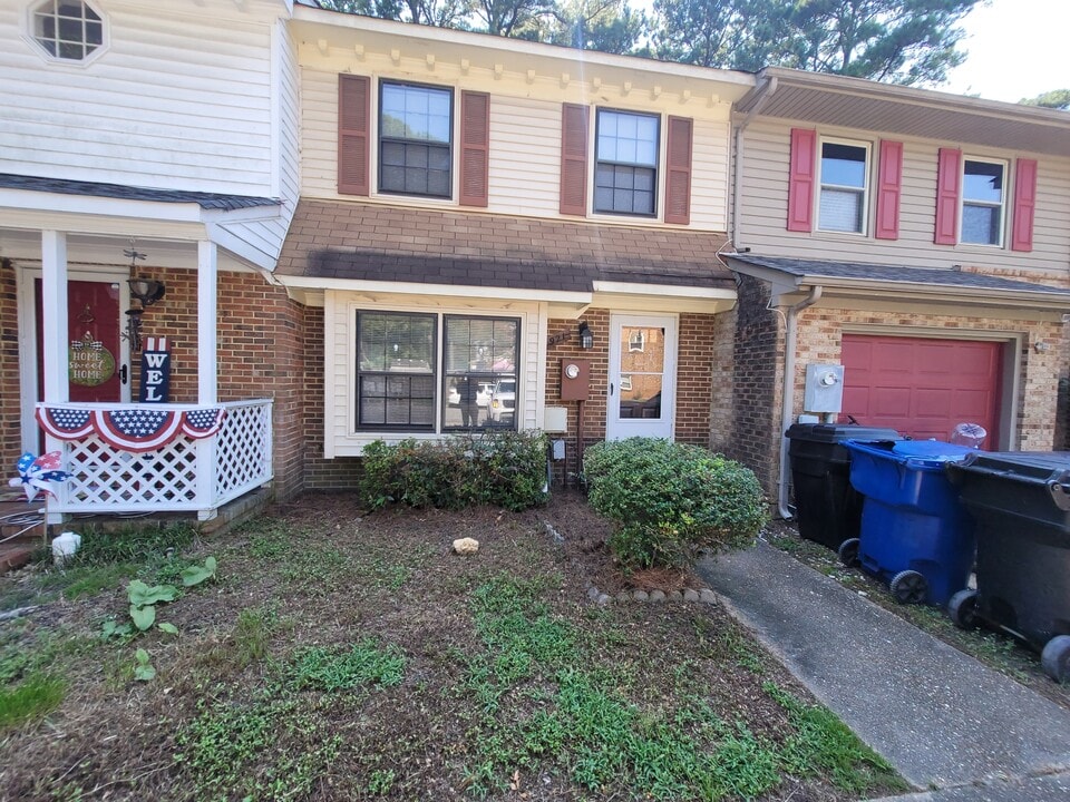 921 Wildwood Square Ct in Virginia Beach, VA - Building Photo