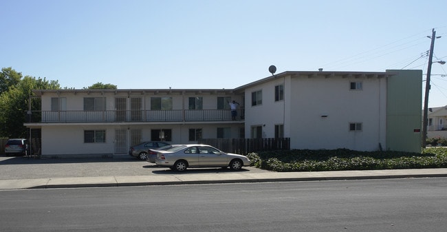 710 1st St in Rodeo, CA - Foto de edificio - Building Photo