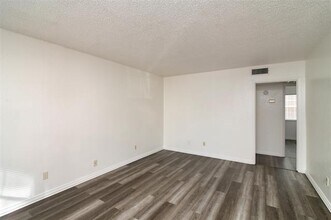 7030 Glenview Dr-Unit -22 in Fort Worth, TX - Foto de edificio - Building Photo