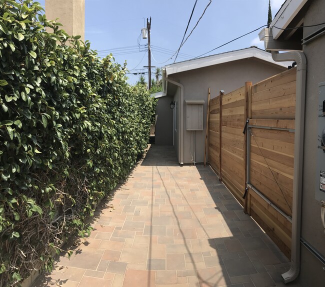 10166 Petit Ave in North Hills, CA - Foto de edificio - Building Photo