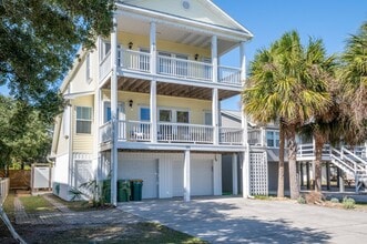 618 S 4th Ave in Kure Beach, NC - Building Photo - Building Photo