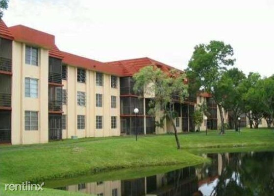 3253 Foxcroft Rd in Miramar, FL - Building Photo