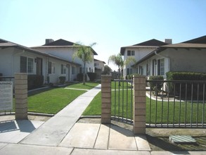 1275 W Oakland Ave in Hemet, CA - Foto de edificio - Building Photo