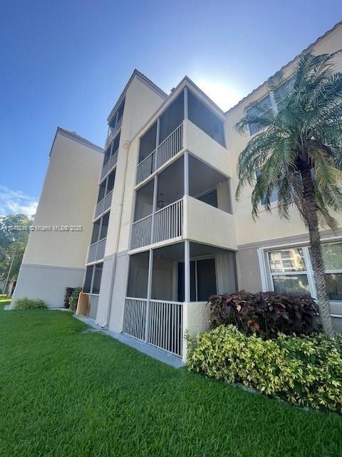 8235 Lake Dr in Doral, FL - Building Photo - Building Photo