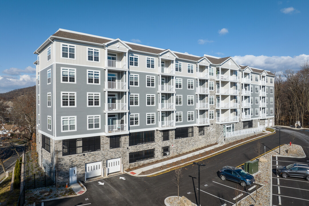 Luxury Modern 1 & 2 Bedroom Apartment Homes in Suffern, NY - Building Photo