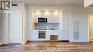 75 Canterbury Pl in Toronto, ON - Building Photo - Building Photo