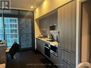 1 Concord Cityplace Wy in Toronto, ON - Building Photo - Building Photo