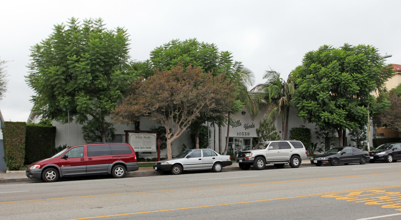 Villa Verde Apartments in Northridge, CA - Building Photo