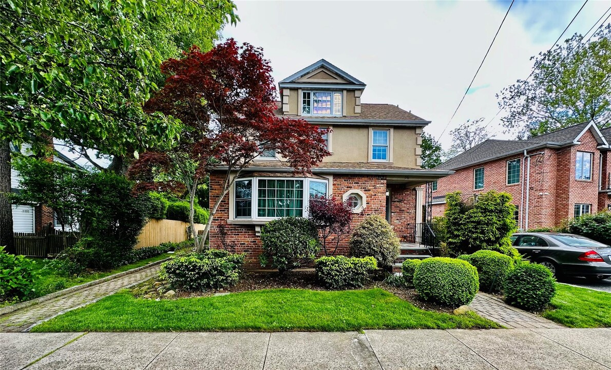 36 Harding Ave in Roslyn Heights, NY - Building Photo