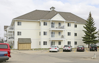 Woodside Place Condominiums in Airdrie, AB - Building Photo - Building Photo