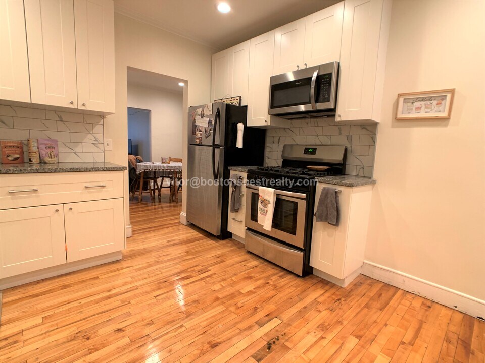 281 Corey Rd in Boston, MA - Foto de edificio