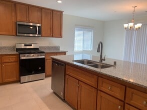 2065 W Vineyard Ct in Hanford, CA - Building Photo - Building Photo