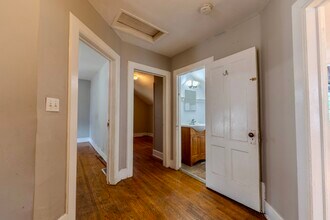 8 Brighton St, Unit 1 in Rochester, NY - Foto de edificio - Building Photo