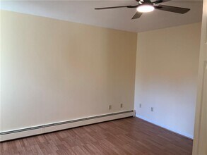 23 Village Ct in West Warwick, RI - Foto de edificio - Building Photo