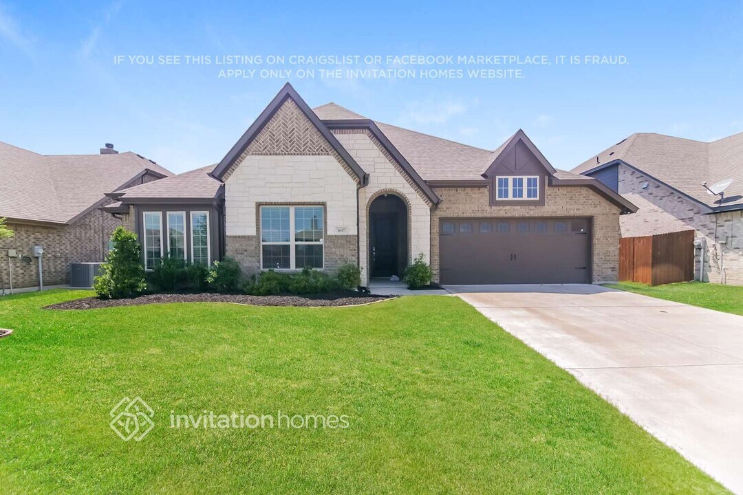 1617 Whispering Trail Dr in Waxahachie, TX - Building Photo