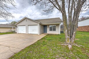 4660 W Dover St in Fayetteville, AR - Building Photo