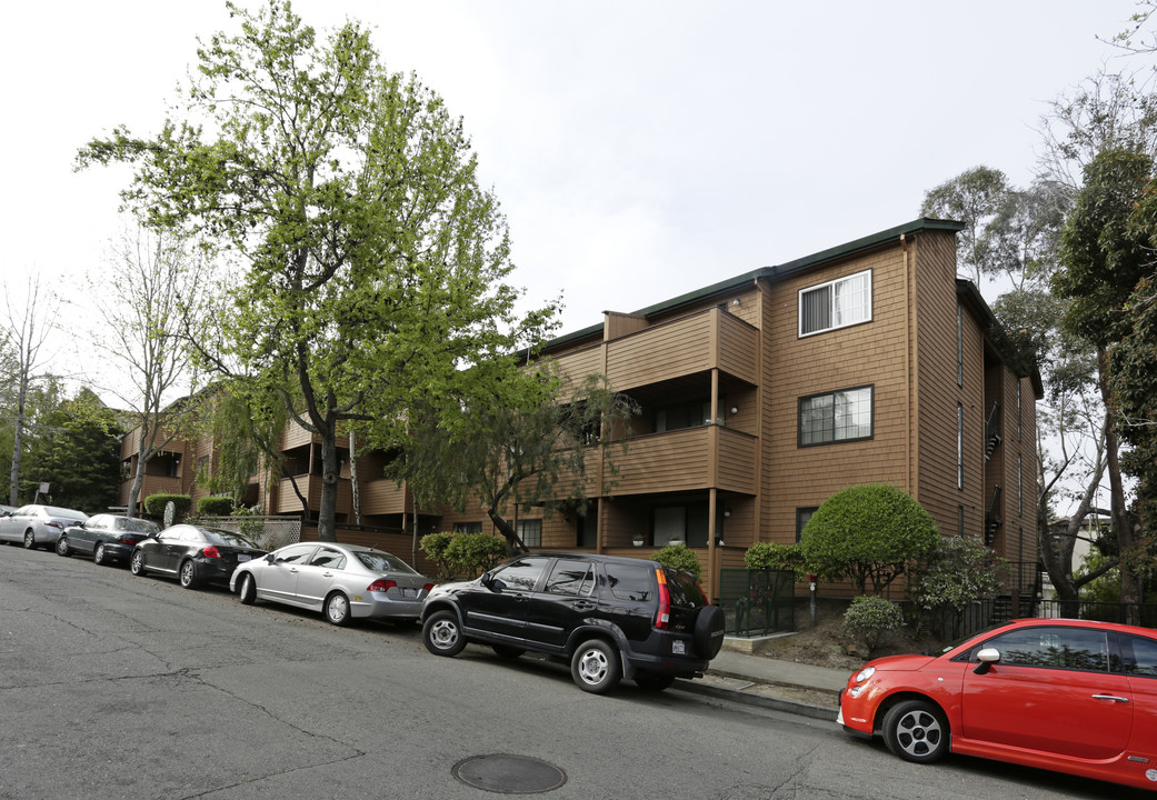 Moss Terrace Apartments in Oakland, CA - Building Photo