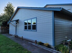 1045 S Jasper St, Unit #a in Cornelius, OR - Building Photo