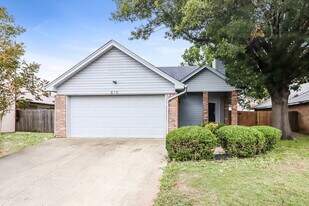 815 Cornfield Dr in Arlington, TX - Building Photo