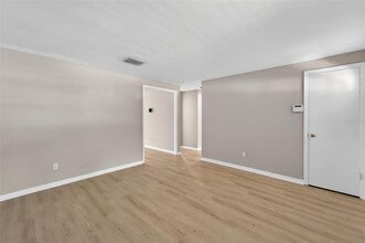 1712 Village Ct in Brandon, FL - Foto de edificio - Building Photo