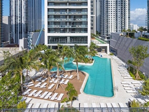 601 NE 1st Ave in Miami, FL - Building Photo - Building Photo
