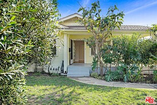 11970 Darlington Ave in Los Angeles, CA - Building Photo