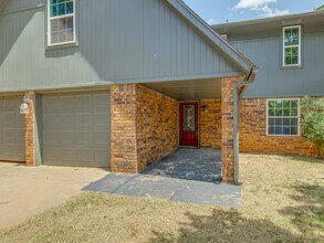 9710 N Oak Cliff Dr in Edmond, OK - Building Photo - Building Photo