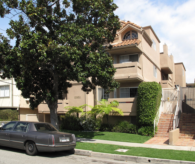 13951 Milbank St in Sherman Oaks, CA - Building Photo - Building Photo