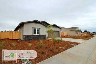 2843 Hopkins Ave in Redding, CA - Building Photo - Building Photo