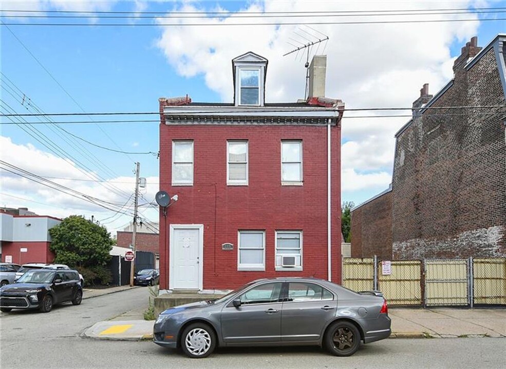 1802 Larkins Wy in Pittsburgh, PA - Foto de edificio