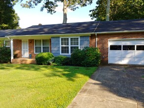 1444 Simmons St in Newton, NC - Foto de edificio - Building Photo