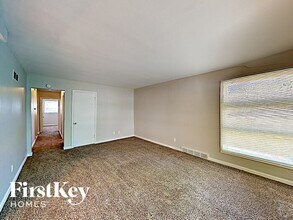 945 S Lafayette St in Florissant, MO - Foto de edificio - Building Photo