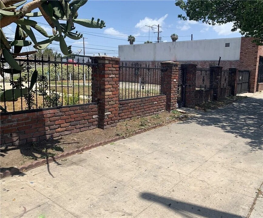 1509 W Florence Ave in Los Angeles, CA - Building Photo