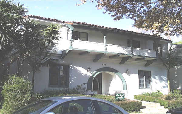 137 S Roxbury Dr in Beverly Hills, CA - Foto de edificio - Building Photo