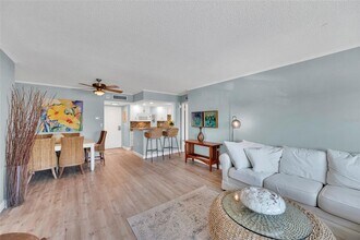 4900 Brittany Dr S, Unit 301 in St. Petersburg, FL - Foto de edificio - Building Photo