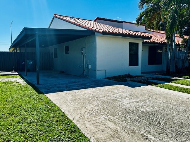 9630 SW Grand Canal Dr in Miami, FL - Building Photo - Building Photo