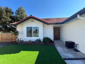 946 St Ann Dr in Paso Robles, CA - Building Photo - Building Photo