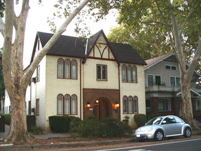 The Brentwood Apartments in Sacramento, CA - Building Photo - Building Photo