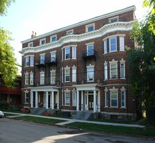 1121 Summit Pl Apartments