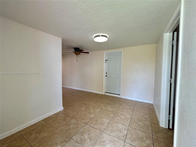 4221 SW 36th St-Unit -back in West Park, FL - Building Photo - Building Photo