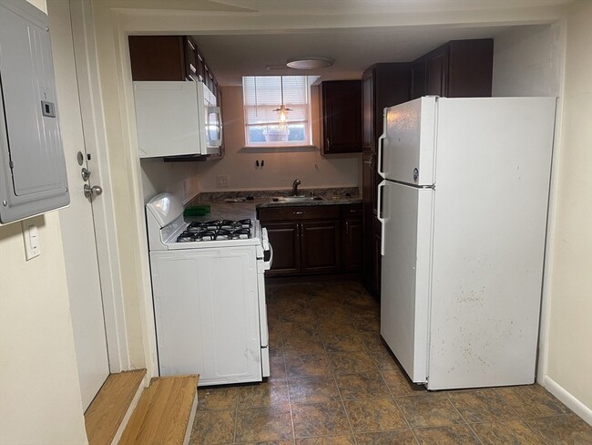 7 Lake Shore Ct, Unit #2B