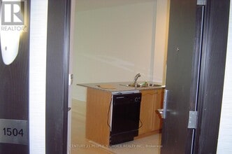 70 Absolute Ave in Mississauga, ON - Building Photo - Building Photo