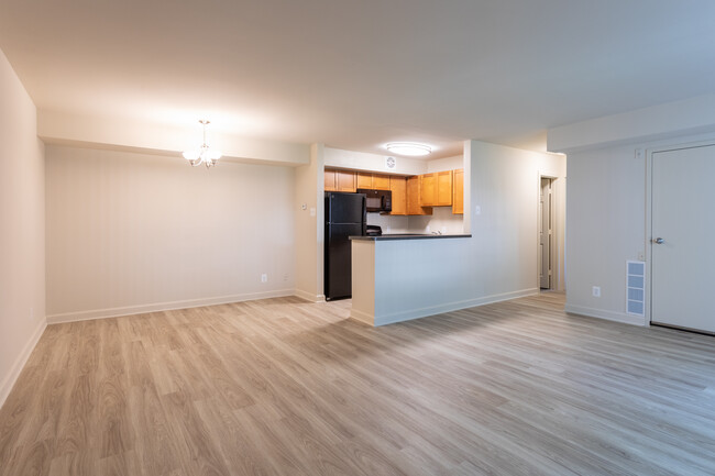 Woodmont Park Apartments in Rockville, MD - Building Photo - Interior Photo