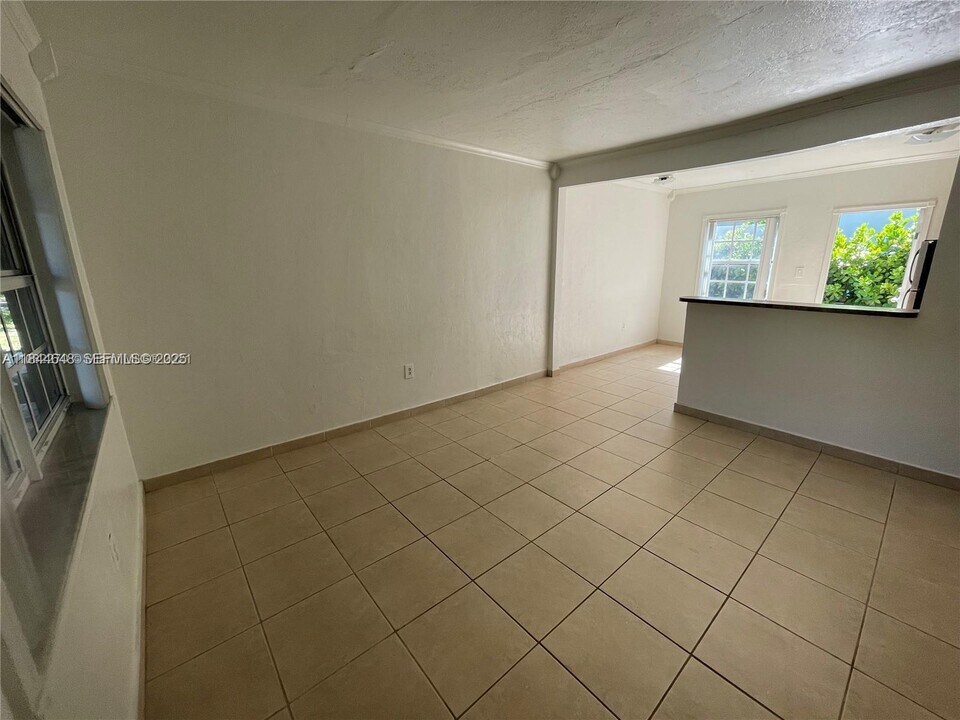 3227 Oak Ave in Miami, FL - Building Photo
