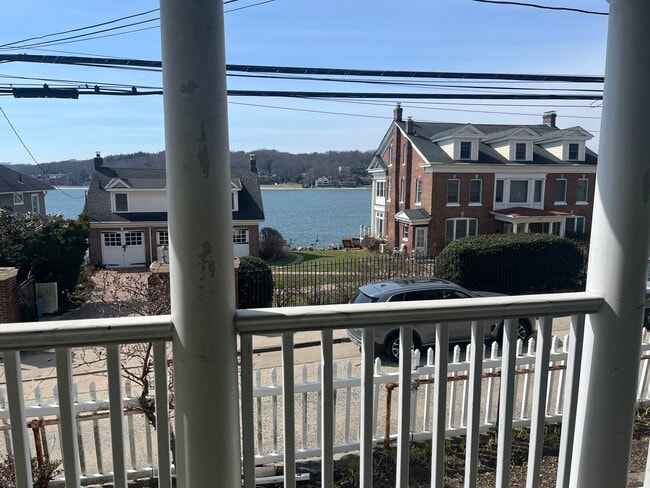 110 Bayview Ave in Northport, NY - Foto de edificio - Building Photo