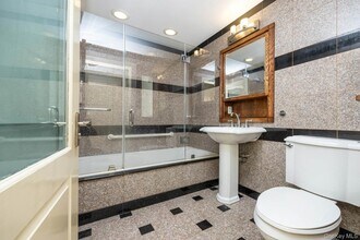 21-63-63 23rd St, Unit 1 in Queens, NY - Building Photo - Building Photo